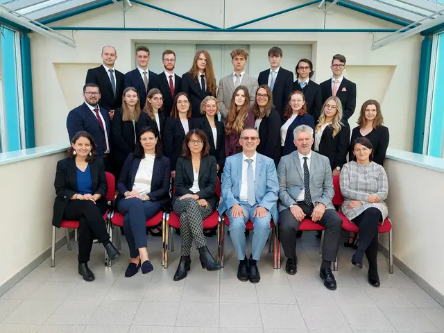 5AK und Teil der 5DK (v.l.): Sarah Hurt-Dollensky, Irene Weidmann, Claudia Diesner-Peternell (Klassenvorständin 5AK), Vorsitzender Dir. Rudolf Mayer, Wolfgang Kopitschek (Klassenvorstand 5DK), Manuela Schalko (sitzend) mit Christoph Göschl, Stefan Liemberger, Laura Kaburek (5AK), Jonas Biedermann (5DK), Marlies Bauer (5AK), Julian Winkelbauer (5AK), Ines Kloiber (5AK), Luis Deimel (5DK), Sara Litschauer (5AK), Philipp Gravschitz (5AK), Laura Höfler (5AK), Nadine Hable (5DK), Gregor Schauschlager (5DK), Katharina Waitz (5AK), Jonas Haumer (5DK), Hannah PETER (5AK), Leon Kadrnoschka (5DK) und Melanie Koller (stehend) | Foto: HAK Waidhofen/Thaya