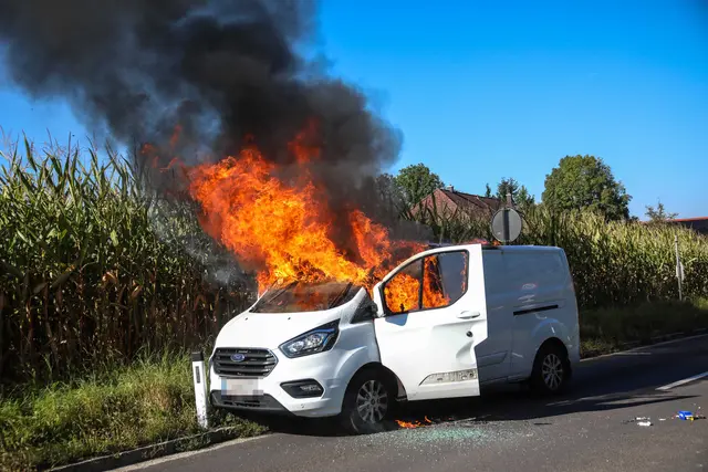 Ein mit Gasflaschen beladener Kleintransporter fing während der Fahrt auf der Mistelbacher Straße in Marchtrenk zu brennen an. | Foto: laumat.at