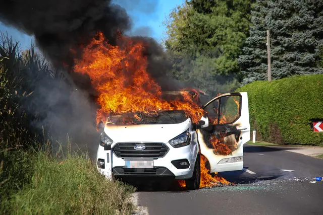 Ein mit Gasflaschen beladener Kleintransporter fing während der Fahrt auf der Mistelbacher Straße in Marchtrenk zu brennen an. | Foto: laumat.at