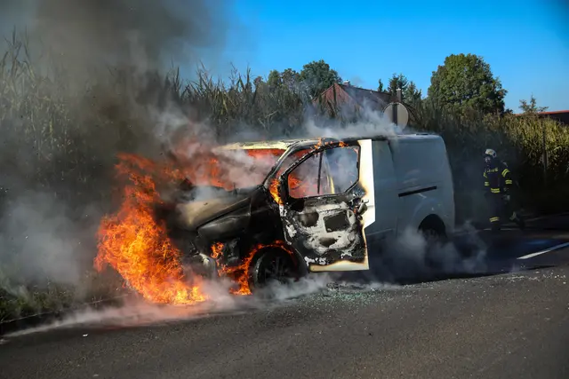 Ein mit Gasflaschen beladener Kleintransporter fing während der Fahrt auf der Mistelbacher Straße in Marchtrenk zu brennen an. | Foto: laumat.at