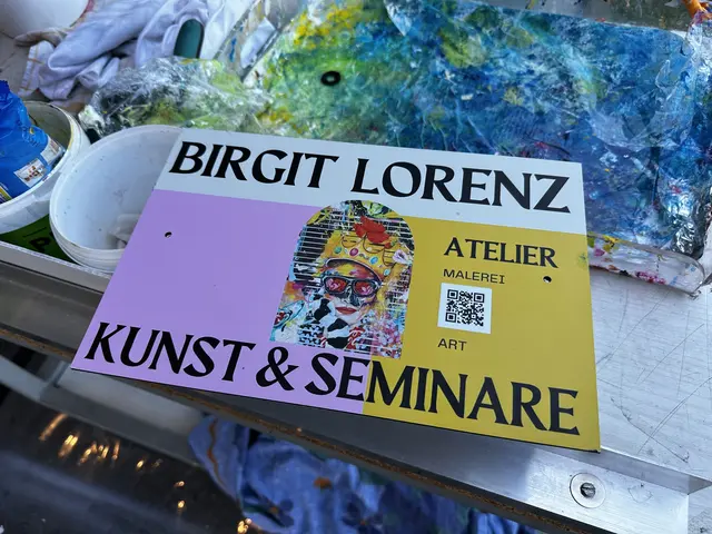 Heute endet die Löwensafari der Welser Lions-Clubs. Großkatze "Lawrence" komplettierte die Sammlung aus 28 individuell bemalten Großkatzen. MeinBezirk durfte Künstlerin Birgit Lorenz über die Schultern schauen. | Foto: MeinBezirk