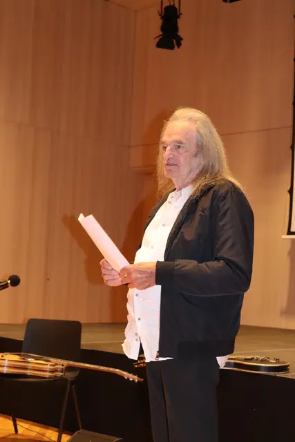 Christian Streng möchte in seiner Ausstellung darauf hindeuten, dass der Nationalsozialismus hierzulande nicht aufgearbeitet wurde.  | Foto: Elisabeth Zangerl