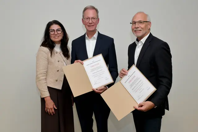 Bei der Generalversammlung des Vereins Höhere Technische Ausbildung Pongau wurde den ausgeschiedenen Vorstandsmitgliedern die Ehrenmitgliedschaft verliehen. Im Bild von links: Vorsitzende des Vereinsvorstandes Bezirksstellenobfrau Elke Steinbacher, Manfred Santner und Bürgermeister a. D. Günther Mitterer. | Foto: Christoph Hettegger/fotohech.at