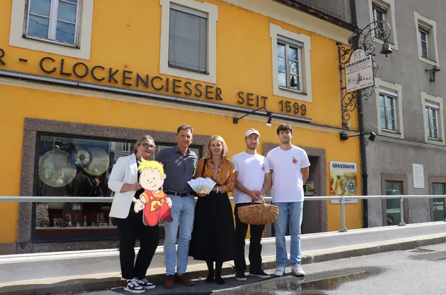 Zu Besuch bei einem der ersten Partnerbetriebe, der Glockengießerei Grassmayr: Johannes Grassmayr, Vizebürgermeisterin Elisabeth Mayr und Referatsleiterin Sarah Mair (2. v.l.) mit Dominik und Tobias vom „Peterle hilft“-Team. | Foto: IKM/A. Steinacker                               