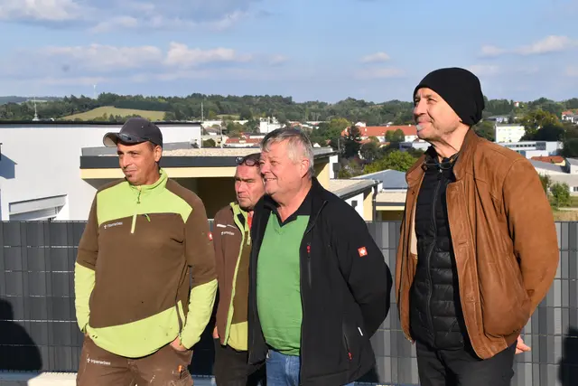Bauleiter Andreas Fressner mit einigen Mitarbeitern. | Foto: Michael Strini