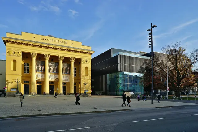 Das Tiroler Landestheater lädt alle Theaterbegeisterten aus Innsbruck und Umgebung ein, Teil des Bürgerinnen- und Bürger-Sprechchors für die kommende Produktion von Thomas Bernhards Stück „Heldenplatz“ zu werden. | Foto: Simon Legner