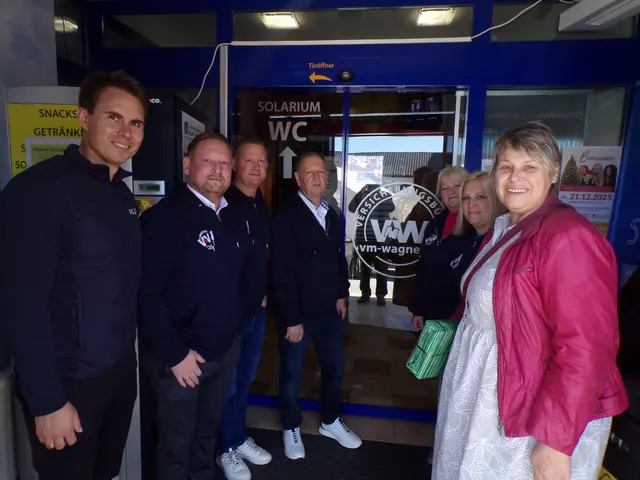Die Bürgermeister David Venus und Andrea Reichl gratulierten der neuen Firma. | Foto: Peter Sattler