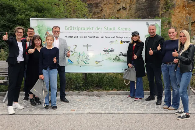 Bei der Präsentation der neuen Schautafel für das Grätzlprojekt in der Ufergasse: 
v.li.n.re.: Schuldirektorin Bärbel Jungmeier, Lehrer Roman Honauer, Lehrerin Sonja Gansterer, Schülerin Leni Höhrhan, Stadtrat Werner Stöberl, Schülerin Carla Reder, Bürgermeister Peter Molnar, Schülerin Mia Kammerhofer und Grafikerin Katharina Gartner (Stadtkommunikation) | Foto: Stadt Krems