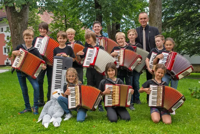 Die AkkordiKidd's sind mit Begeisterung dabei und bringen mit viel Freude die Klänge des Akkordeons ihrem Publikum näher. | Foto: Akkordeonverein Saalfelden