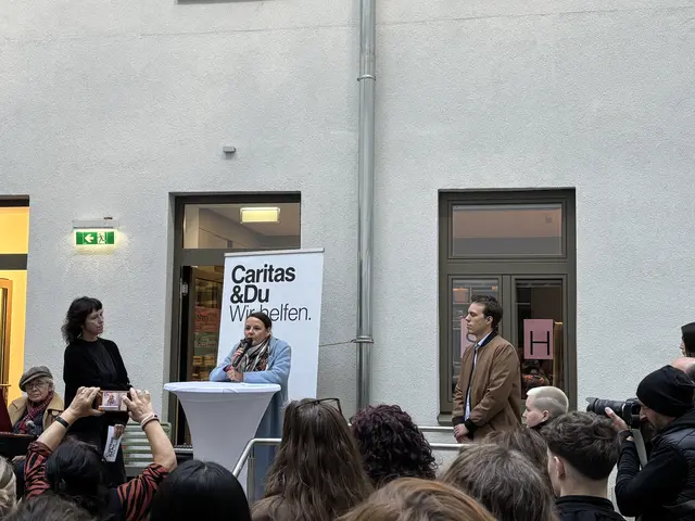 v.l.n.r.: Claudia Amsz, Leiterin des "Haus Espera" und Stefan Revelant, Leiter des „Fördermanagement Geflüchtete und Grundversorgung“ beim Fonds Soziales Wien (FSW).  | Foto: Matthias Pandrea / MeinBezirk