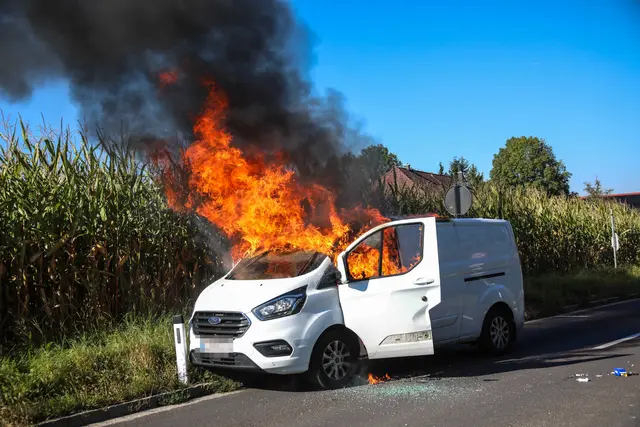 Ein mit Gasflaschen beladener Kleintransporter fing während der Fahrt auf der Mistelbacher Straße in Marchtrenk zu brennen an. | Foto: laumat.at