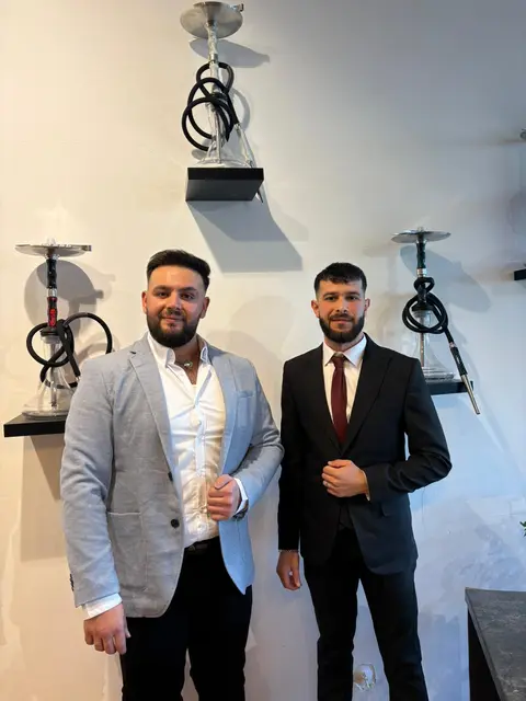 Mahir Fetrawi und Amarak Brak (v. l.) haben eine Shishabar eröffnet. | Foto: Kader Aslan
