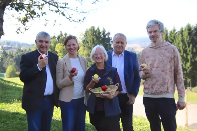 Laden ein zum Apfelkulinarium (von links): Walter Temmel (Südburgenland Plus), LH-Stv. Anja Haider-Wallner sowie Brigitte Gerger, Andreas Grandits und Jan Oestmann von der Wieseninitiative. | Foto: Martin Wurglits