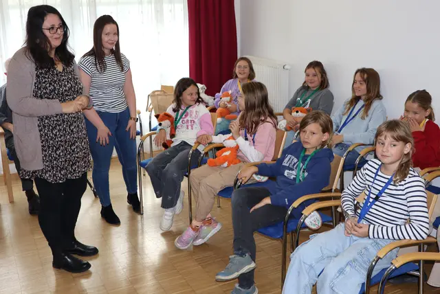 Bibliotheksleiterin Bianca Angerer, Klassenlehrerin Birgit Nina Hofer und Kinder der Fuchs-Klasse | Foto: Gerhard Langmann