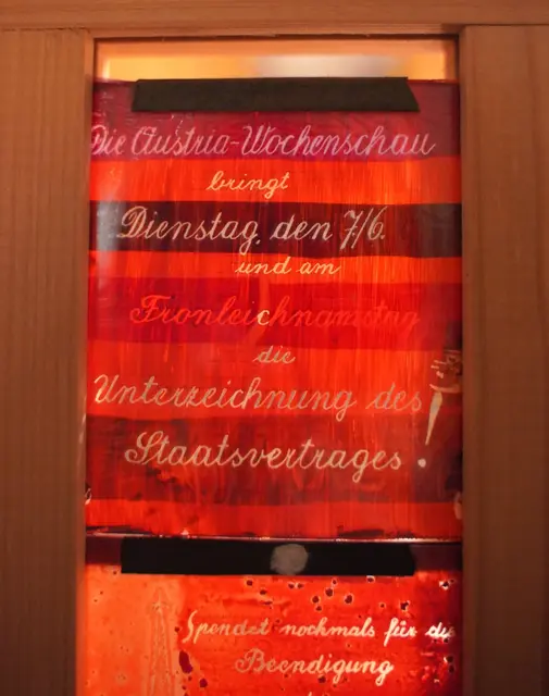 Ankündigung im Zwettler Kino 1955: „Die Austria-Wochenschau bringt am Dienstag, dem 7. Juni und am Fronleichnamstag die Unterzeichnung des Staatsvertrages!" | Foto: Evi Leutgeb