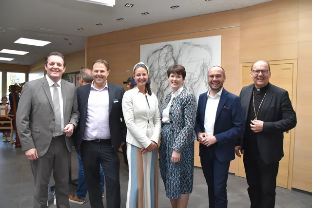 LR René Zumtobel, GF Andreas Wild, die Bildungsleiterinnen Magdalena Modler-El Abdaoui (St. Michael) und Angelika Stegmayr (Diözese), Bgm. Patrick Geir und Bischof Hermann Glettler (v.l.) | Foto: Kainz