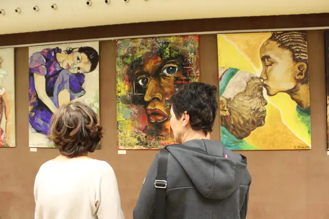 Werke von Priska Wildauer aus der Ausstellung „Mensch und Tier – Begegnungen in Acryl“.