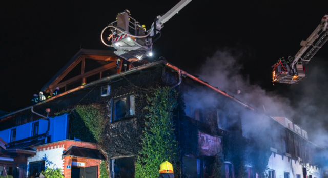 Löscharbeiten in der Nacht von 9. auf 10. September 2024 in Oberndorf (Gemeinde Schönau im Mühlkreis). | Foto: fotokerschi.at/Simon Brandstätter