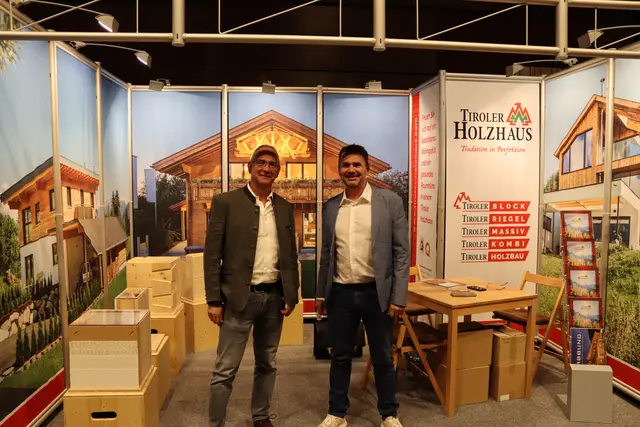 Hansjörg Gufler und Georg Pohl von der Silzer Firma „Tiroler Holzhaus.“  | Foto: Elisabeth Zangerl