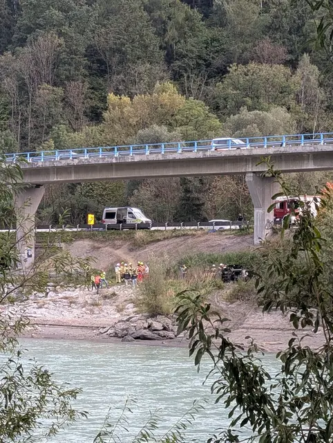 Das Fahrzeug stürzte bei Hall in den Inn. Näheres ist bis dato nicht bekannt.  | Foto: privat