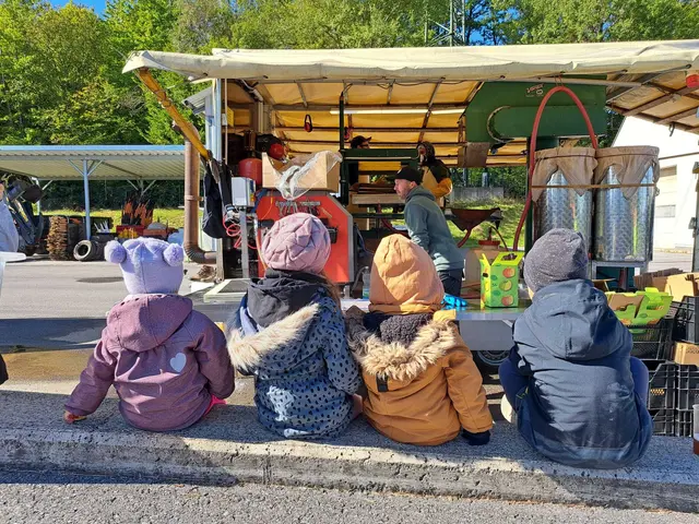 Die Kinder schauten gespannt beim Obstpressen zu. | Foto: Christian Pinzker
