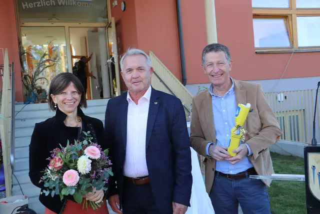 Bgm. Manfred Komericky (Bildmitte) mit den beiden Architekten Tina Fachbach-Lentsch und Erich Wurzrainer | Foto: Edith Ertl