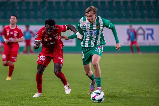 Mamadou Lamine Toure (Kapfenberg) kann sich gegen Erik Stehrer (Rapid II) durchsetzen. | Foto: GEPA pictures/Philipp Brem