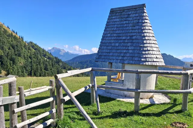 Immer ein herrliches Motiv ist diese, mit Schindeln gedeckte, schöne Kapelle, mit Blick zum Schafberg.