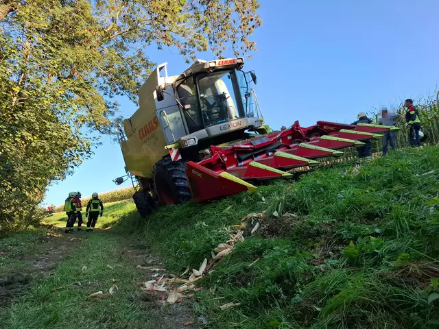 Die Feuerwehren Wieselburg und Brunnwiesen bei der Bergung eines in Schräglage geratenen Mähdreschers in Wieselburg-Land. | Foto: DOKU NÖ