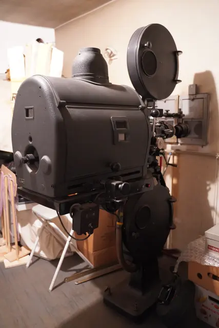 Der letzte Projektionsraum in der Schulgasse ist noch vollständig erhalten - mitsamt mehreren Utensilien. | Foto: Evi Leutgeb