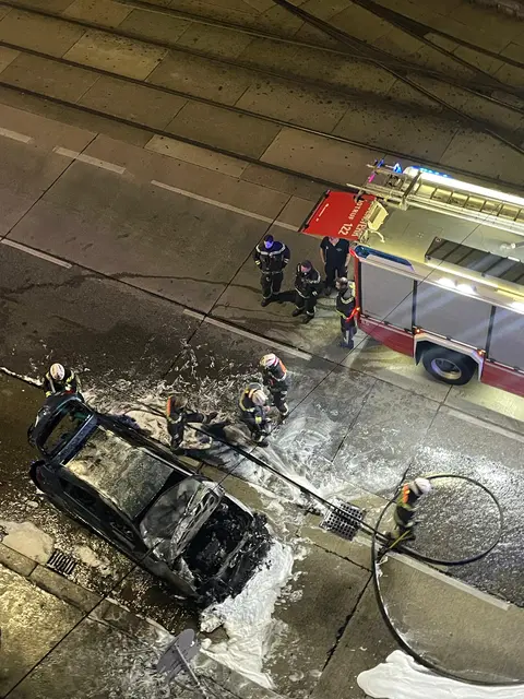 Die Berufsfeuerwehr musste zu einem Fahrzeugbrand auf den Währinger Gürtel ausrücken. | Foto: privat
