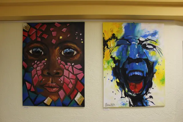 Werke von Priska Wildauer aus der Ausstellung „Mensch und Tier – Begegnungen in Acryl“.