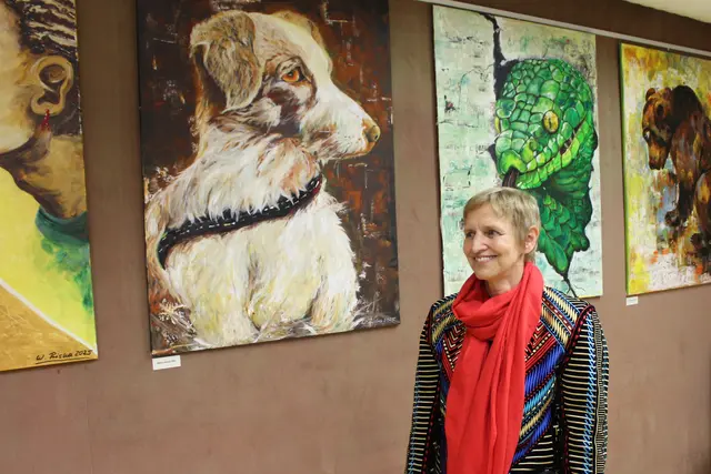 Die Künstlerin Priska Wildauer vor einem Gemälde ihrer Hündin Ella.