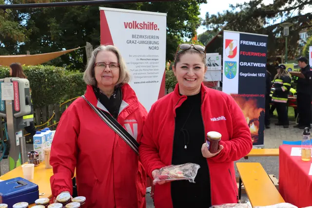 Selbstgemachte Kuchen und Marmelade für den guten Zweck gab es am Stand der Volkshilfe  | Foto: Edith Ertl