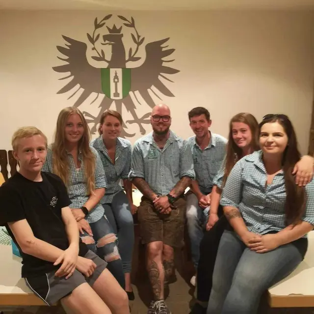 Das aktuelle Führungsteam der Jungbauernschaft Ampass: Obmann Dario Perle (mit Ortsleiterin Jasmin Oberhauser), Obmann-Stv. Dominik Oberhauser, Ortsleiterin-Stv. Pamela Reicher, Kassierin Bianca Kogler, Schriftführerin Theresa Pfitscher und Beirat Andreas Nieß. | Foto: Jungbauern Ampass
