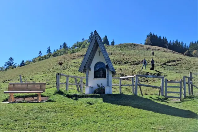 ...an dieser kleinen, schönen Kapelle geht man vorbei
um zum Gipfel der Loibersbacherhöhe zu gelangen. 