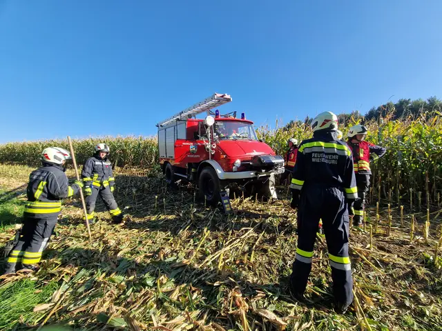 Die Feuerwehren Wieselburg und Brunnwiesen bei der Bergung eines in Schräglage geratenen Mähdreschers in Wieselburg-Land. | Foto: DOKU NÖ