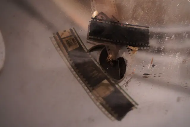 "Lost place" im Projektionsraum: als hätte man erst gestern Filme beschnitten. | Foto: Evi Leutgeb