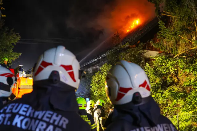 Ein Großaufgebot an Einsatzkräften rückte zu einem Brand in Grünau im Almtal aus. | Foto: laumat.at/Matthias Lauber