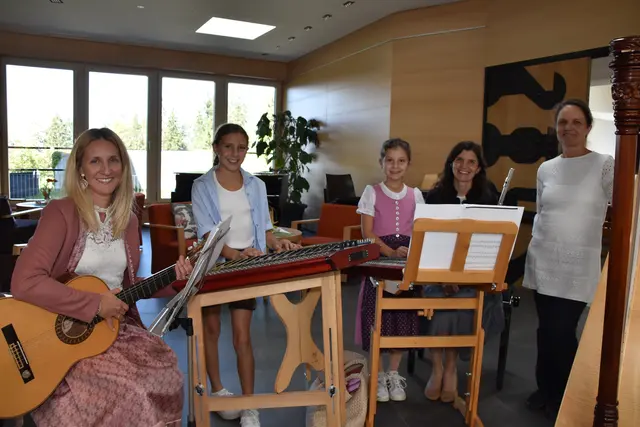 Ensembles der LMS Wipptal – wie hier viermal Pranger mit Lehrerin Annemarie Fritz (r.) – spielten auf. | Foto: Kainz