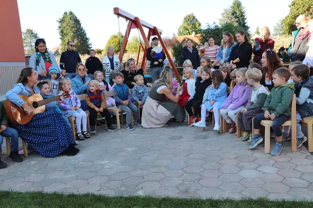 Mit Lied und Tanz umrahmten die Kindergartenkinder den Festakt.  | Foto: Edith Ertl