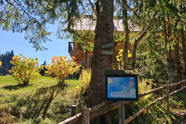 ...auf dem Weg Nr.41 lädt der Märchenwald mit 10 gemalten Tafeln, Kinder zum Geschichten lesen ein.
Hier bei der Schafbachalm