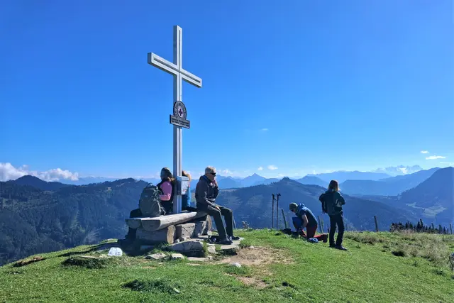 BERG HEIL
...nun den Rundblick und das herrliche Wetter genießen.
