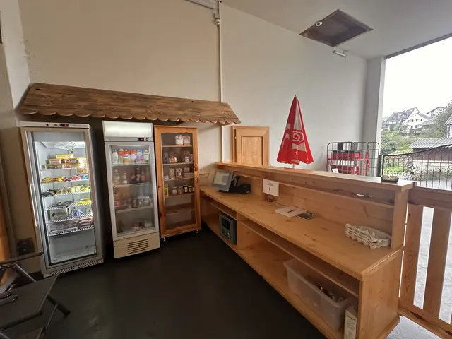 Die 24/7 Selbstbedienungsecke im Eingangsbereich. Neben kleinen Snacks findet man hier Lebensmittel des täglichen Gebrauchs.  | Foto: Lisa Stöckl