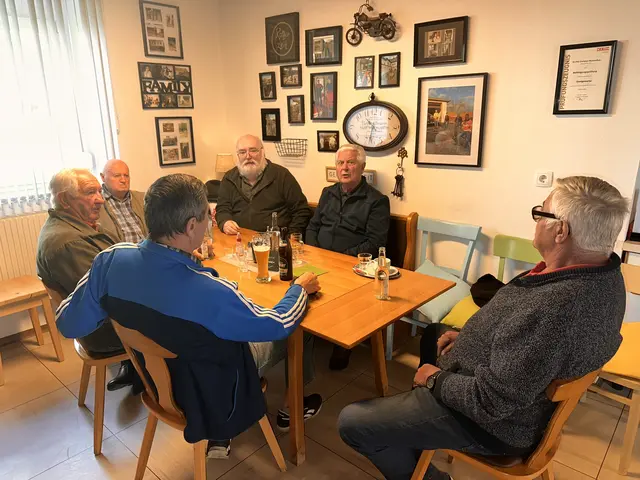 Hier kommt die Ortsbevölkerung gerne zusammen und tauscht sich aus. Mittlerweile gibt es eine Männer und eine Frauenrunde, die sich wöchentlich trifft. | Foto: Lisa Stöckl