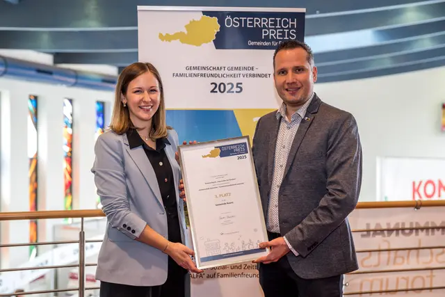BM Claudia Plakolm gratuliert Bgm. Matthias Schranz | Foto: Harry Schlossko