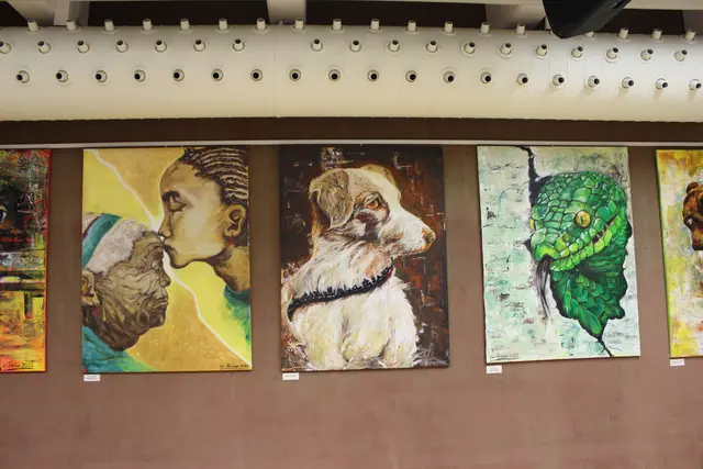 Werke von Priska Wildauer aus der Ausstellung „Mensch und Tier – Begegnungen in Acryl“.