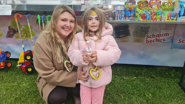 Ramona und Emily Bretzenberger genossen den Kirtag in bester Stimmung.
 | Foto: Cornelia Strobl 