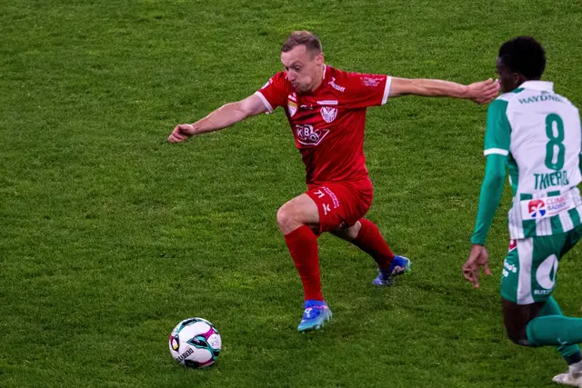 Thomas Maier im roten KSV-Dress rackerte unermüdlich, letztlich aber ohne zählbaren Erfolg. | Foto: GEPA pictures/Philipp Brem