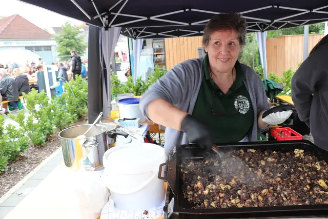 Dem Duft von Blunzengröstl und Sauerkraut am Stand der Gsullerkogler konnte kaum jemand widerstehen.  | Foto: Edith Ertl